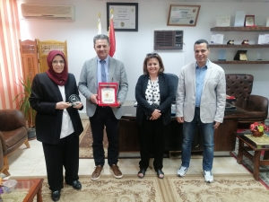 عميد الكلية تستقبل وفداً من جامعة ثيساليا باليونان